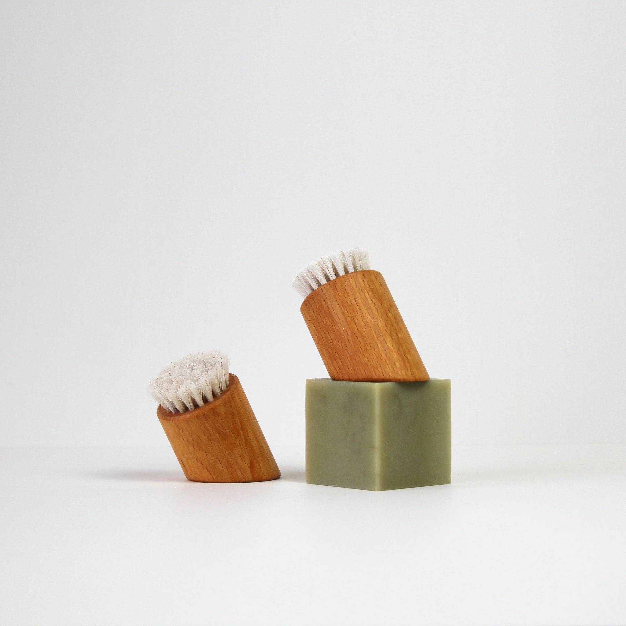 Standing Face Brush